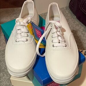 Hanes Her Way White “Leather” Sneakers - Size 7 NWT